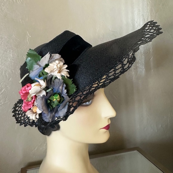 INVITING 1940s' BLACK STRAW OPEN CROWN HAT WITH FABRIC FLOWERS & FANCY EDGING